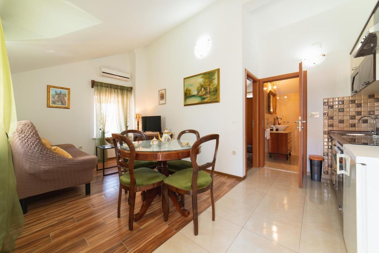 Apartments Villa Mira Kaštela Eksteriør bilde